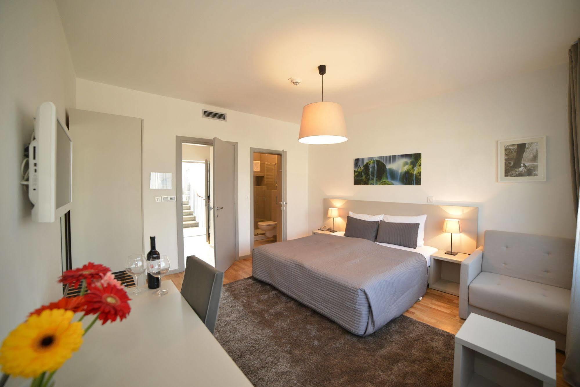 זאגרב Garden Hotel מראה חיצוני תמונה